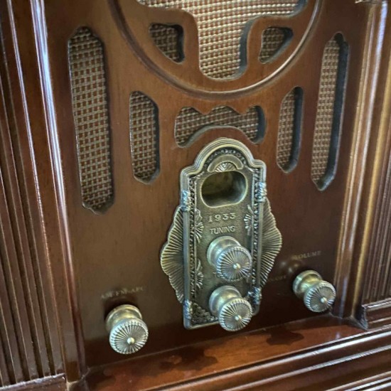 Κλασικό vintage ραδιόφωνο καρυδιάς τύπου cathedral για διακόσμηση