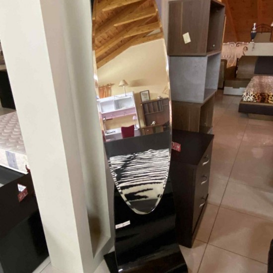 Οβάλ καθρέπτης δαπέδου μεταλλικός σε μαύρο χρώμα με σταθερή βάση και μοντέρνο σχεδιασμό