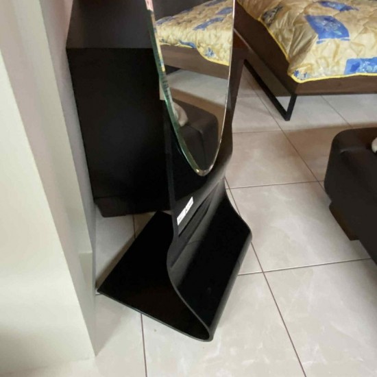 Οβάλ καθρέπτης δαπέδου μεταλλικός σε μαύρο χρώμα με σταθερή βάση και μοντέρνο σχεδιασμό