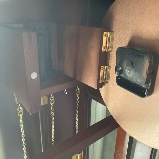 Ξύλινο επιδαπέδιο ρολόι με εκκρεμές και βαρίδια σε σκούρο καφέ χρώμα