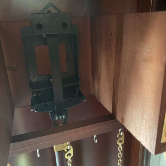 Ξύλινο επιδαπέδιο ρολόι με εκκρεμές και βαρίδια σε σκούρο καφέ χρώμα