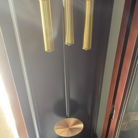 Ξύλινο επιδαπέδιο ρολόι με εκκρεμές και βαρίδια σε σκούρο καφέ χρώμα